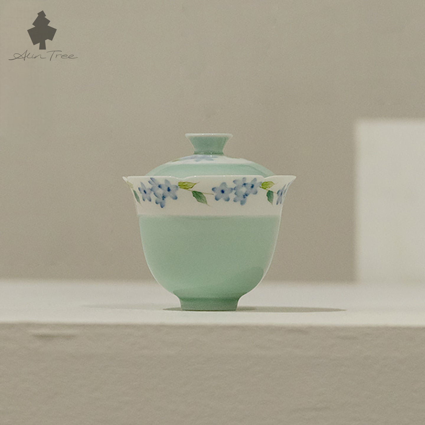 Hand-Painted Ditsy Floral Lake Blue Ceramic Gaiwan (150ml)