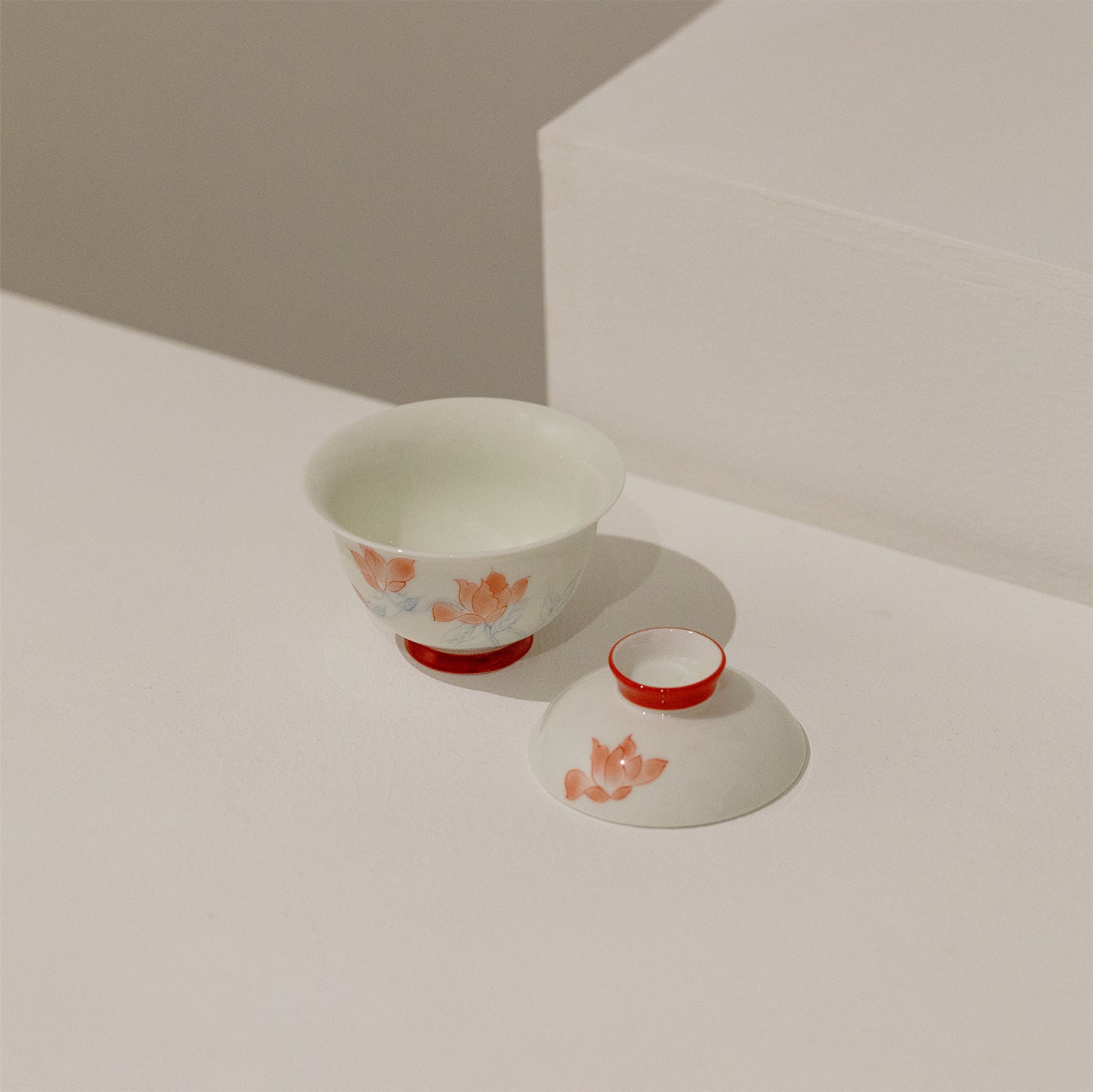 Hand-Painted Red Lotus Gaiwan – Jade Clay Porcelain (120ml)