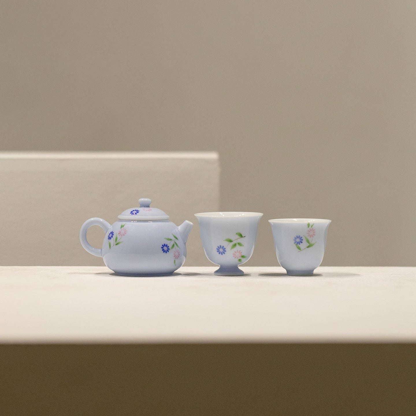 Light Blue Daisy Hand-Painted Xiaoyuan Teapot 100ml