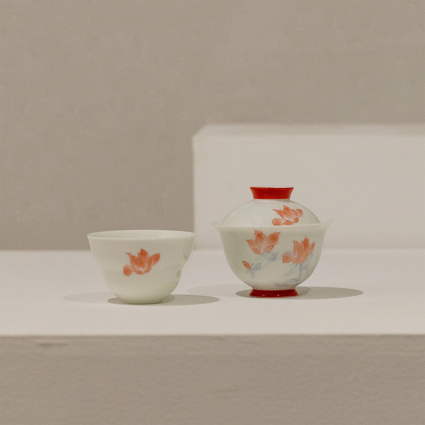 Hand-Painted Red Lotus Gaiwan – Jade Clay Porcelain (120ml)