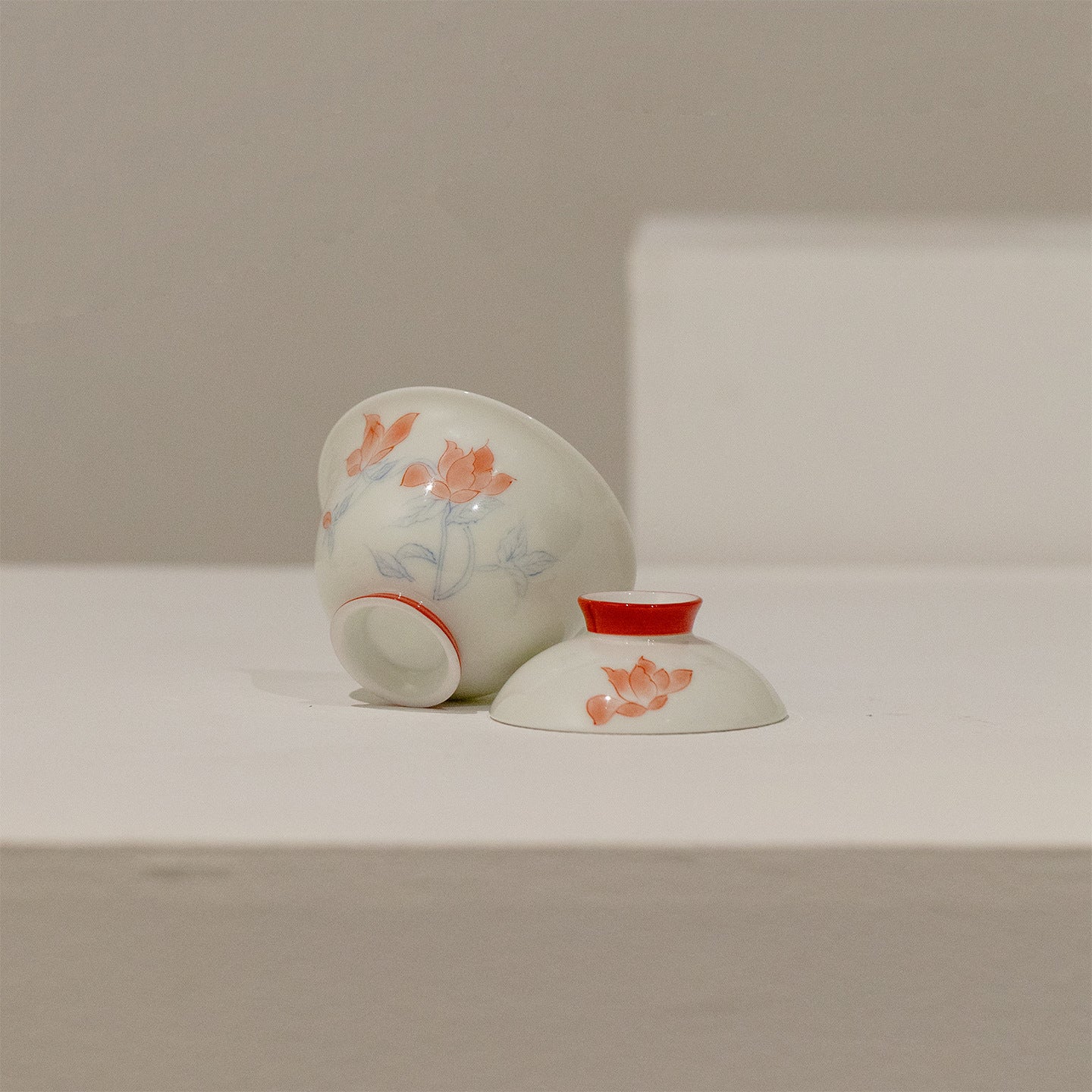 Hand-Painted Red Lotus Gaiwan – Jade Clay Porcelain (120ml)