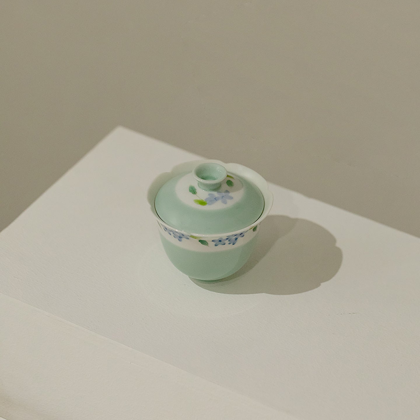 Hand-Painted Ditsy Floral Lake Blue Ceramic Gaiwan (150ml)